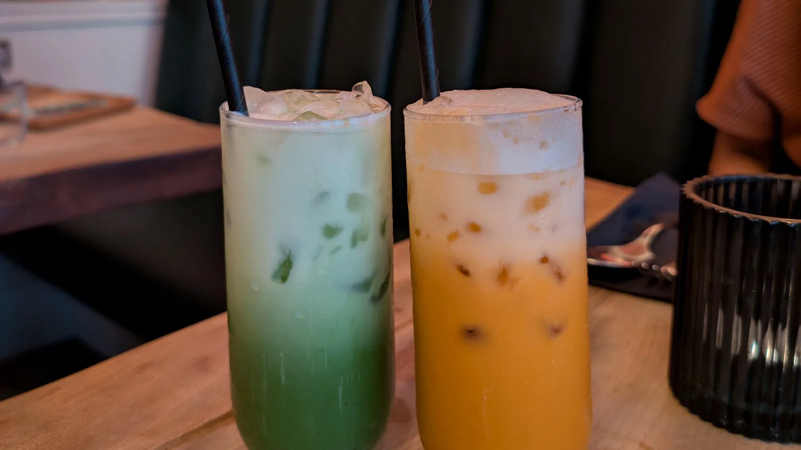 Photo cover showing Thai iced milk tea drinks for a Thai tea and boba at home guide. Source image: Wikimedia Commons, CC0.